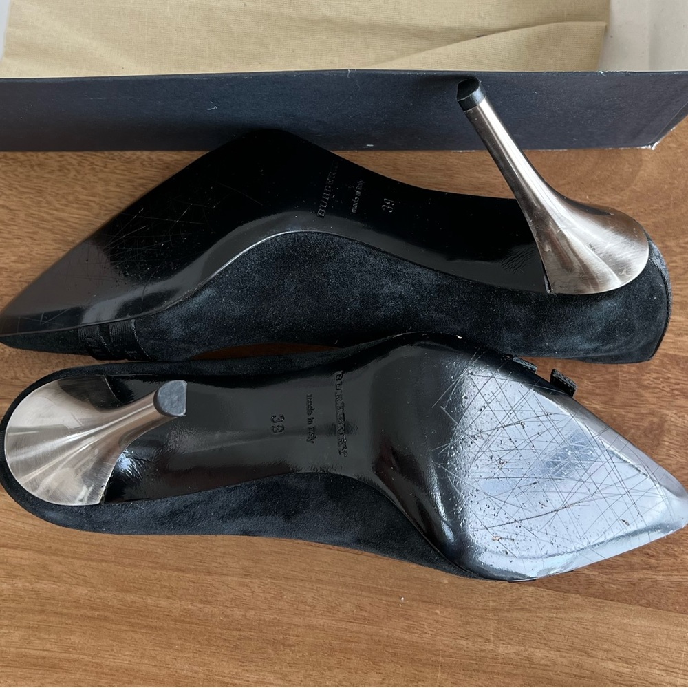 Burberry Black Suede Pumps with Logo Buckle Trim - Size 39 - Picture 8 of 9
